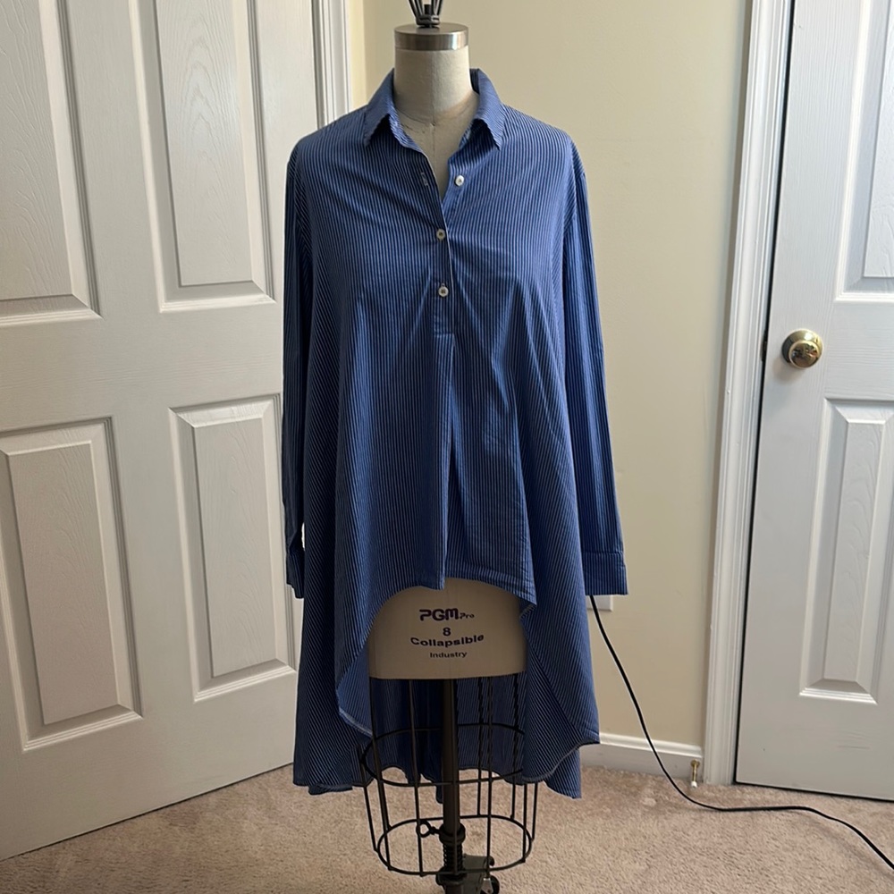 Hi low pin striped collar shirt.